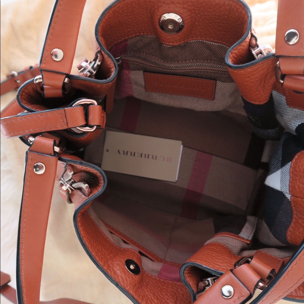 ❌SOLD❌BURBERRY brown leather bucket xbody satchel - Picture 4 of 8